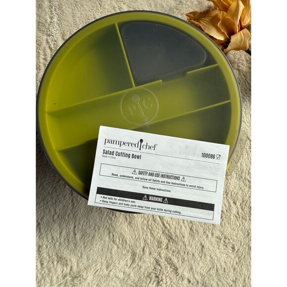 The Pampered Chef Salad Cutting Bowl - Picture 1 of 3
